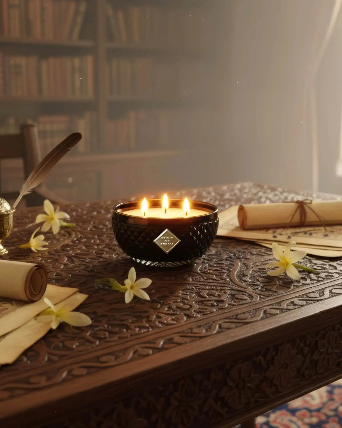 Hochwertige schwarze Duftkerze mit goldenen Rand und Emblem auf einem orientalischen Holztisch