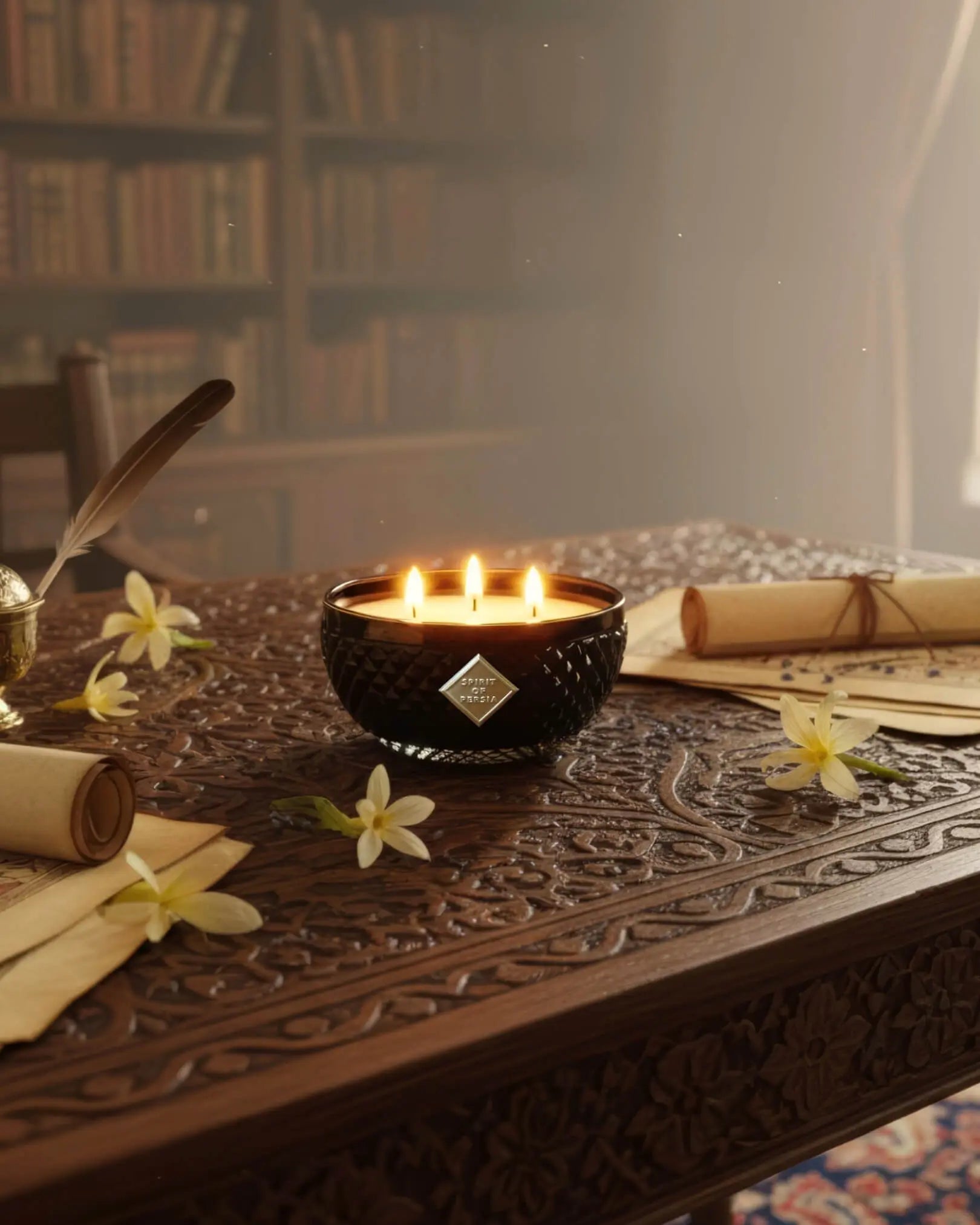 Hochwertige schwarze Duftkerze mit goldenen Rand und Emblem auf einem orientalischen Holztisch