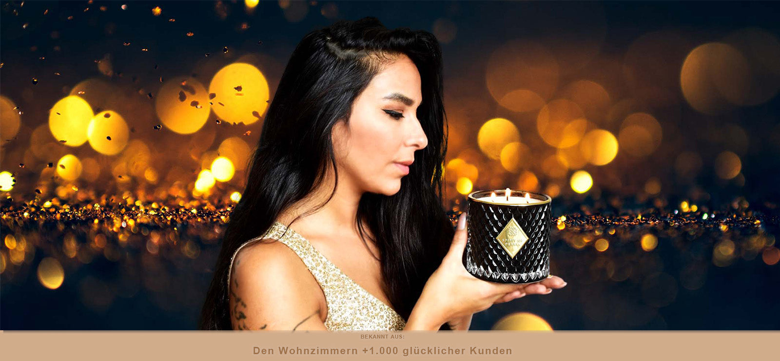 Gründerin Atussa hält eine schwarze orientalische Duftkerze in den Händen und genießt den wunderschönen Duft der Kerze.