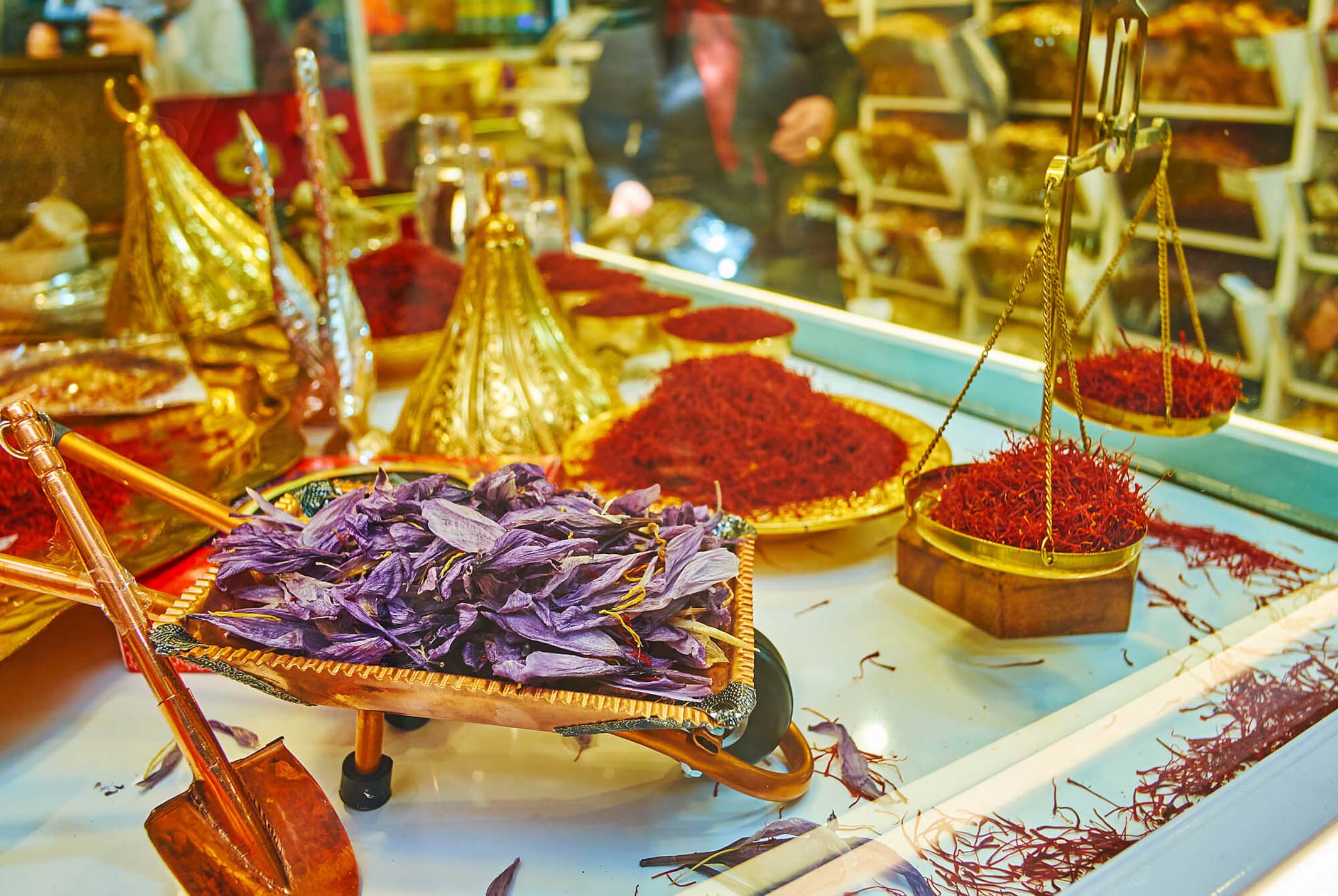 Ein Bild von einem Gewürzladen in Teheran. Es befindet sich roter Safran auf goldenen Tellern.