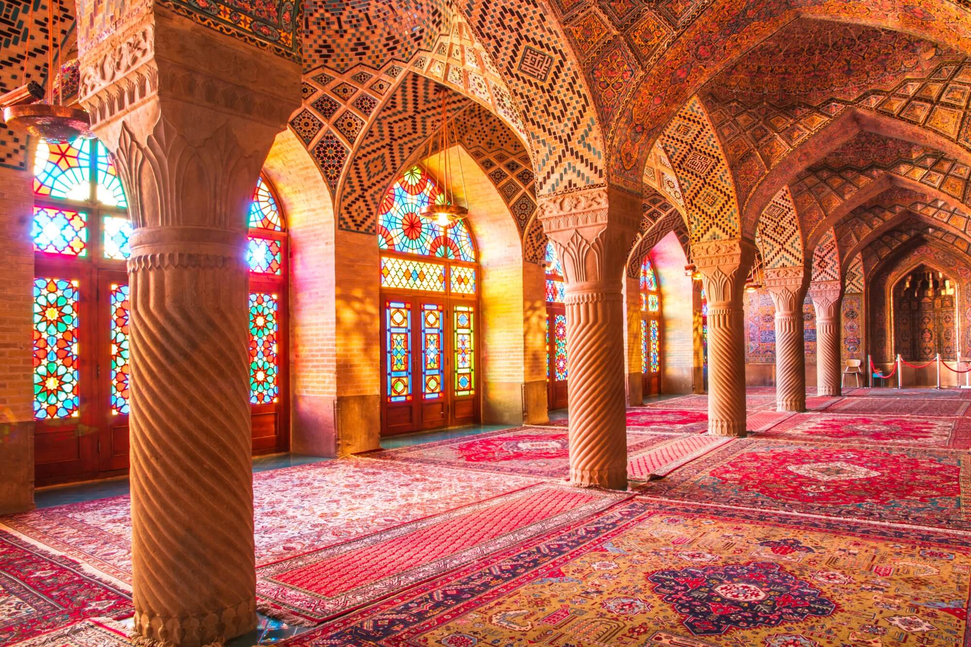 Bild aus dem Inneren eines persischen Gebäudes. Das Licht kommt durch die Fenster und erzeugt bunte Farben.