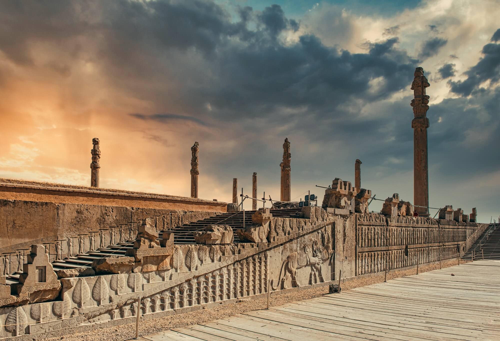 Ein Bild der Überreste des 100-Säulen-Palastes von Persepolis bei Sonnenuntergang.