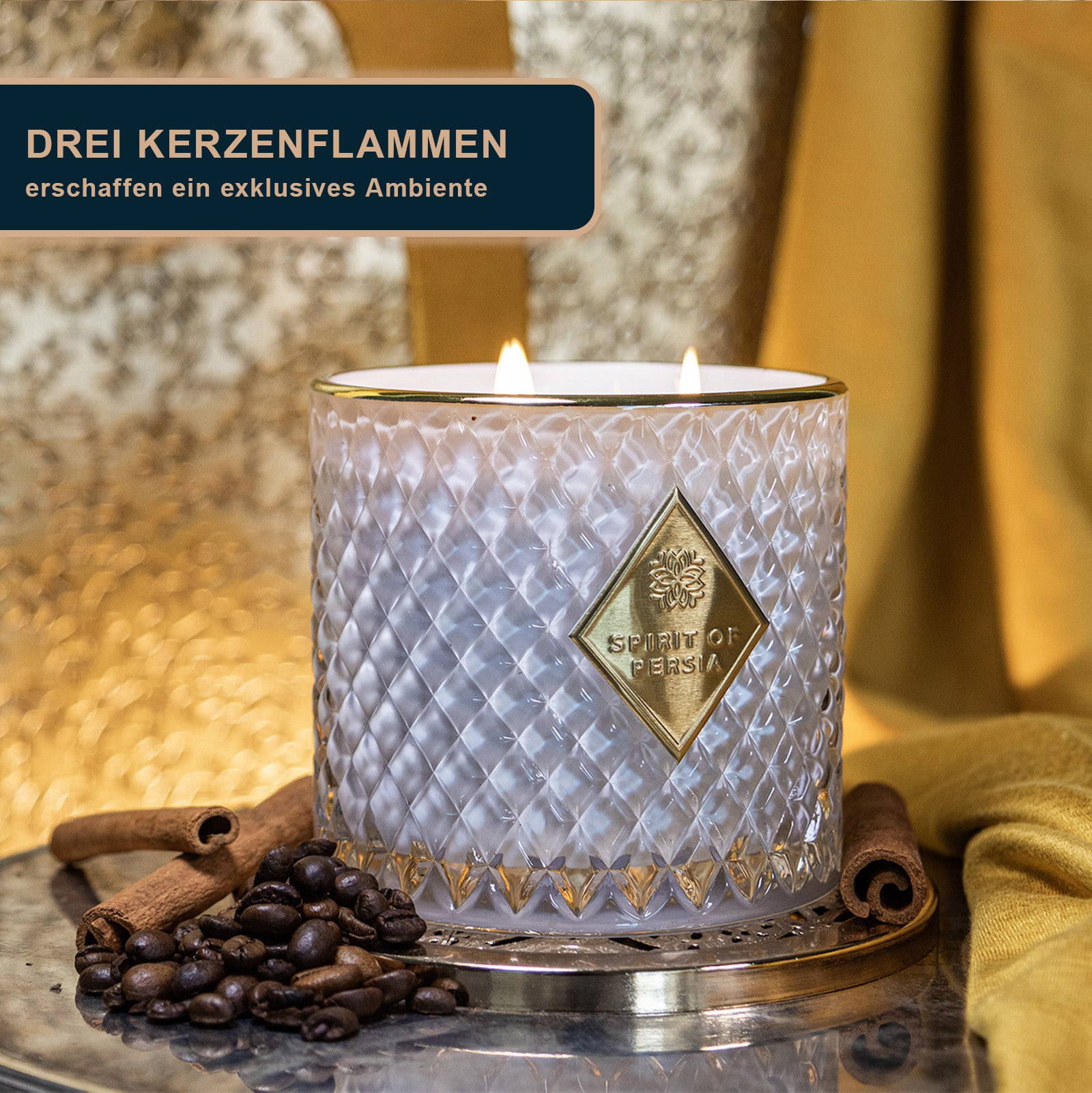 Unsere hochwertige Duftkerze Schiras auf einem Goldtablett, geschmückt mit Zimtstangen und Kaffeebohnen