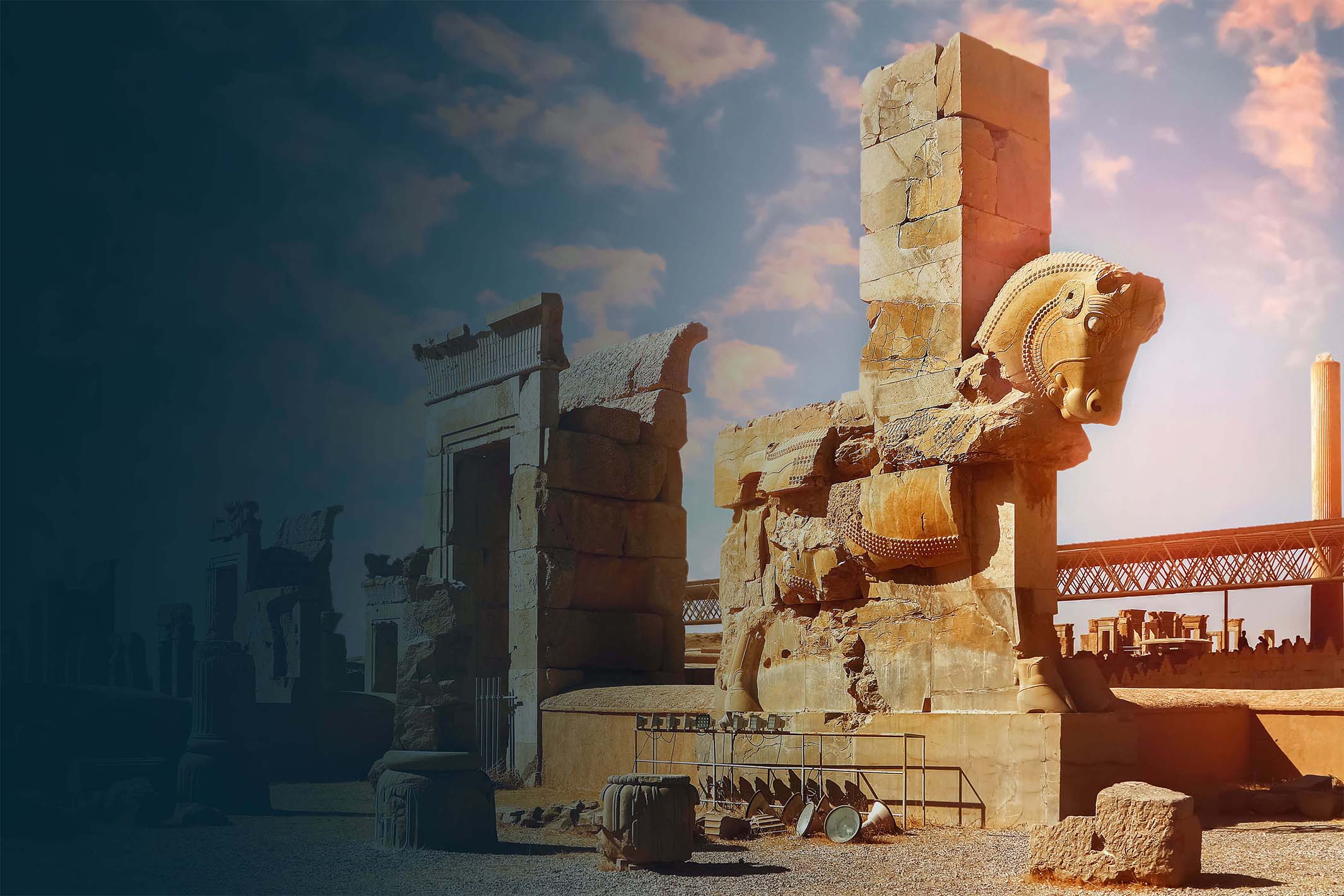 Ein Bild vom Eingangsbereich der historischen Persepolis. Es ist ein Fabelwesen aus Stein zu sehen.