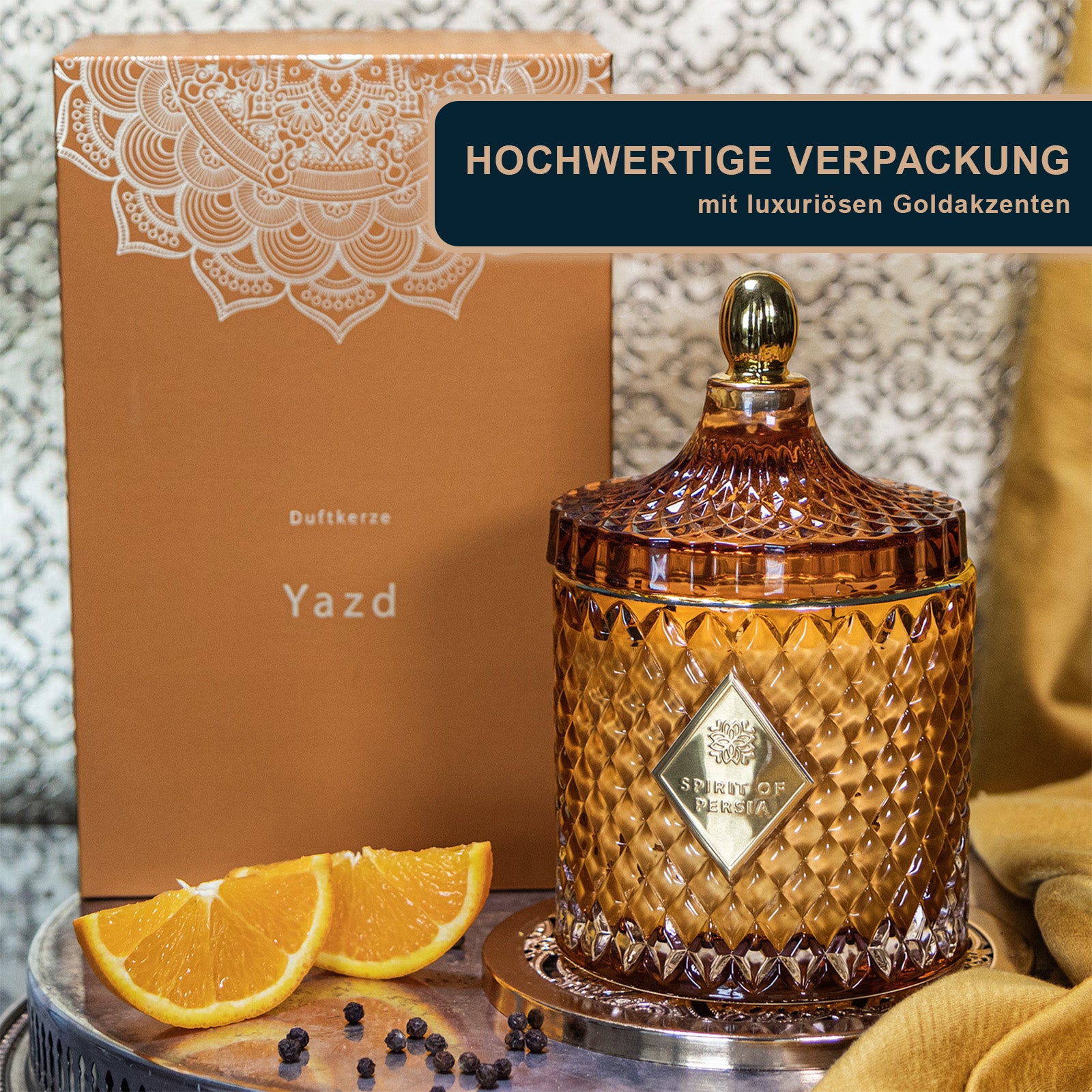 Unsere hochwertige Duftkerze Yazd auf einem goldenen Podest mit goldenen Ornamenten als Hintergrund.